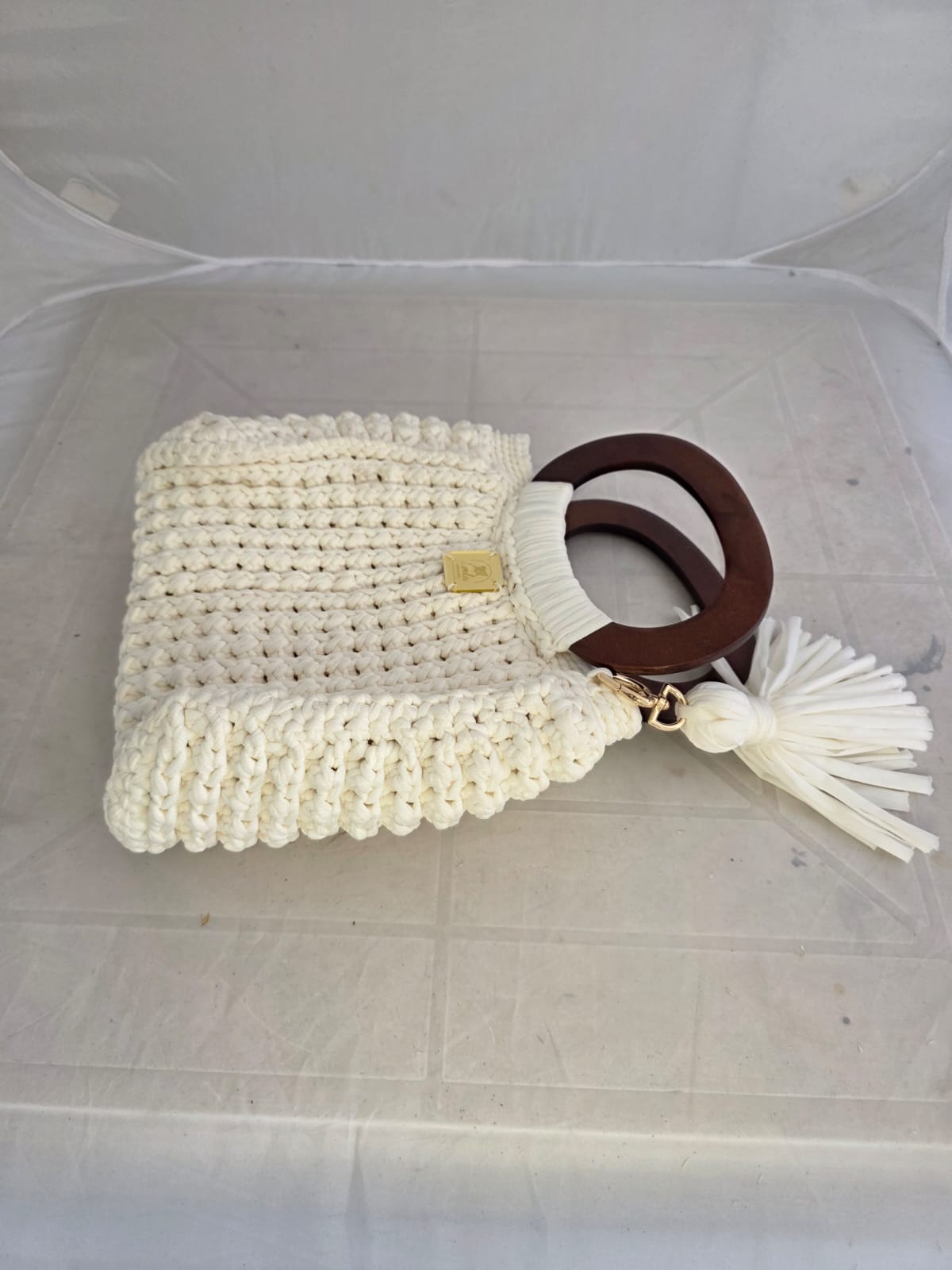 Bolsa Off-White com Alças de Madeira